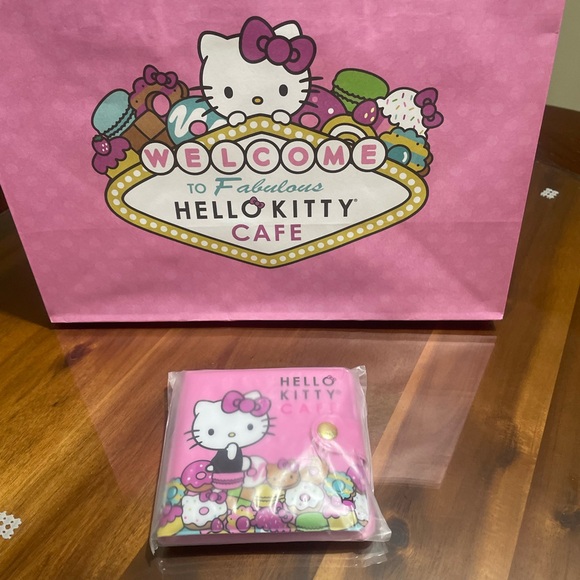 COPY - Hello Kitty Cafe Las Vegas Vinyl Retro Wallet Brand New! - Picture 1 of 2